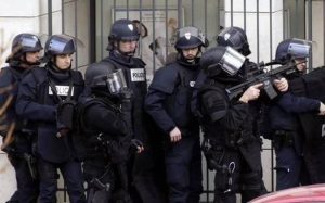 Αίσιο τέλος της ομηρίας σε ταχυδρομείο – Παραδόθηκε ο δράστης
