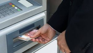 Επικό! Μηχάνημα ATM πετούσε ασταμάτητα χαρτονομίσματα! (photos+video)