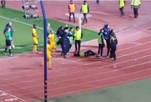 Σοκ: Οπαδοί του ΑΠΟΕΛ πέταξαν κροτίδα σε ball boy (videos)