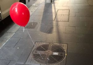 Ανατριχίλα: Οι δρόμοι του Σίδνεϋ γέμισαν με κόκκινα μπαλόνια – Δείτε γιατί! (photos)