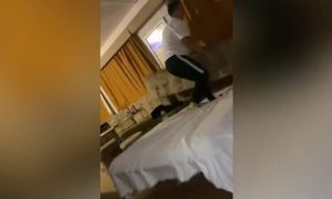 Επική γκάφα! Πήγε να φτιάξει το κρεβάτι και την «κατάπιε» (video)