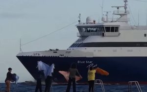 Αποχαιρετούν το Blue Star με… πετσέτες (video)