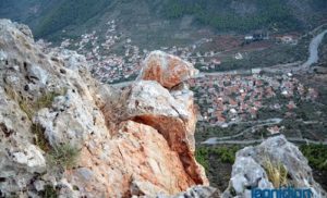 Βράχος κρέμεται πάνω από σπίτια… (video)