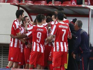 Βάφεται «ερυθρόλευκο»…