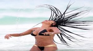Τα πιο… καυτά μπικίνι που φόρεσαν celebrities (video)