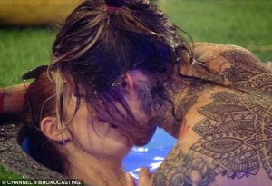 Big Brother: Εμφανίστηκαν γυμνοί και έκαναν… μπροστά στην κάμερα (video)