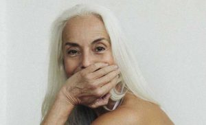 Μοντέλο ετών… 61! Μόλις δείτε τις φωτογραφίες της θα πάθετε πλάκα! (pics)