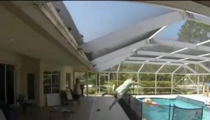 Έγινε Superman για να σώσει το παιδί του από πνιγμό! (video)