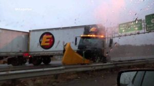 Απίστευτη σύγκρουση: Γλίτωσε στο τσακ από την νταλίκα (video)