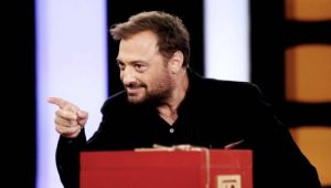 Πανικός στο Deal! Παίκτης τίναξε την μπάνκα, πουλώντας ακριβά το κουτί του στον τραπεζίτη (photos+video)