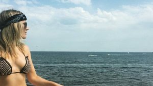 Η Ellie Goulding ποζάρει με μαγιό και μας δείχνει το άψογο κορμί της (pic)