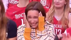 Game of Thrones: Μασκότ του NBA τρόλαρε με ποτήρι καφέ και υποκλίθηκε στην Καλίσι (video)