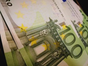 Ζυγίζει 160 κιλά και την πληρώνουν να τρώει με τα εσώρουχα (photos)