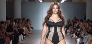 Extra Large Model προκαλεί… πανικό σε επίδειξη εσωρούχων (video)