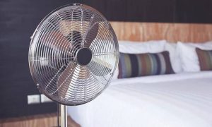 Ξύπνησε το βράδυ για να ανοίξει τον ανεμιστήρα αλλά τρόμαξε μ’ αυτό που βρήκε μέσα! (video)
