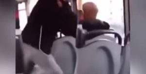 Τρελό ξύλο! Πήγε να κάνει τον νταή στο λεωφορείο, αλλά έφαγε της… χρονιάς του (photos+video)