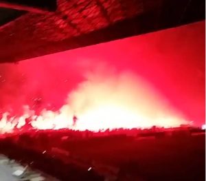 Το γήπεδο της Λιόν πήρε… φωτιά (video)