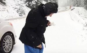 Η γιαγιά 101 ετών και παίζει με το χιόνι (video)