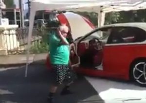 Η γιαγιά που σπάει… ταμεία με τις χορευτικές φιγούρες της (video)