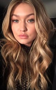Η Gigi Hadid έγινε 21 και το γιόρτασε φορώντας ένα άκρως αποκαλυπτικό φόρεμα (photo)