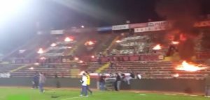 Βίντεο σοκ: Εχασε η ομάδα τους και έκαψαν το γήπεδο