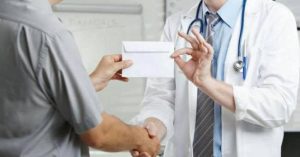 Συνελήφθη γυναικολόγος  με τη κατηγορία  της  δωροληψίας