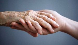 Είπε στη γιαγιά της ότι ο άντρας της την απατάει – Η απάντησή της θα σας αφήσει με το στόμα ανοιχτό