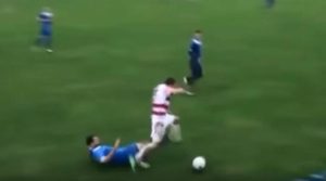 Σοκαριστικός τραυματισμός ποδοσφαιριστή: Έχασε τον όρχι του μετά από τάκλιν αντιπάλου (video)