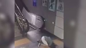 Βίντεο – σοκ! Άνοιξε η γη και την… κατάπιε τη στιγμή που έβγαινε από το μετρό