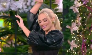 Το «καυτό» τσιφτετέλι της Ιωάννας Μαλέσκου (video)
