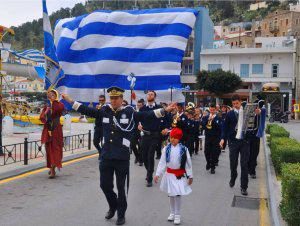 Η γιγαντιαία ελληνική σημαία υψώνεται πάλι στην  Κάλυμνο (photo)