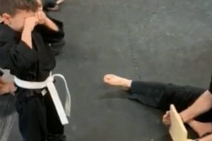 Μικρός καρατέκα ξεσπά σε κλάματα γιατί δεν μπορεί να σπάσει την σανίδα – Η συνέχεια θα σας συγκινήσει (photos+video)