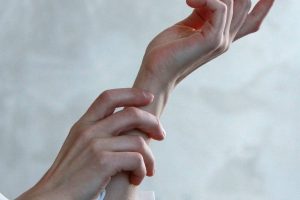 Δες γιατί δεν πρέπει να καλύπτεις τον καρπό σου στα ραντεβού!