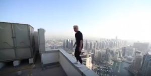 Δεν θα πιστέψετε τι κάνει αυτός ο τύπος! (video)