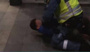ΤΡΟΜΑΚΤΙΚΟ: Αστυνομικός χτυπά στο τσιμέντο το κεφάλι 9χρονου μετανάστη (video)