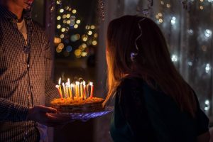 Γιατί σβήνουμε κεράκια στα γενέθλια; Ποια ευχή έλεγαν οι αρχαίοι Έλληνες