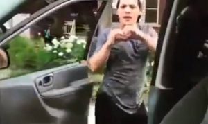 Έκανε Kiki challenge και τον έσπασαν στο ξύλο (video)