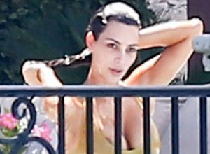 Κιμ Καρντάσιαν τώρα και με μαγιό… κορδόνι και τα οπίσθια σε δημόσια θέα (video)