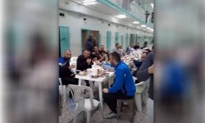 Χαμός στον Κορυδαλλό: Οι κρατούμενοι χόρευαν ζεϊμπέκικα και τραβούσαν βίντεο με κινητά