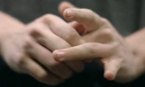 Τι συμβαίνει όταν κάνεις «κρακ» στα δάχτυλα;