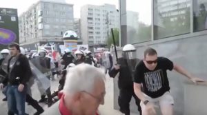 Απίστευτο ντου από Ρώσους χούλιγκαν σε Πολωνούς (video)