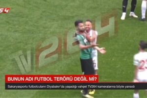 Ποδοσφαιριστής έκοψε με λεπίδα αντίπαλο του μέσα στο γήπεδο! (photo)
