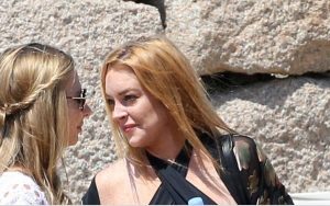 Το αποκαλυπτικό ατύχημα της Λίντσει Λόχαν που έδειξε το στήθος της (photos)