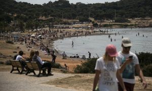 Κλείδωσαν τα νέα μέτρα και ξεκινούν από αύριο! Τι ώρα θα μαζευόμαστε τα Σαββατοκύριακα