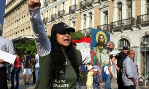 Η Ελένη Λουκά διώχνει τους πρόσφυγες… (video)