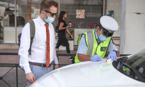 Κορονοϊός – Ειδήσεις: Απίστευτο αλαλούμ με τη μάσκα στο αυτοκίνητο! Φοράμε ή όχι;