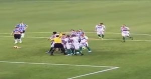 Μάχες και καβγάδες διαιτητών και παικτών (video)