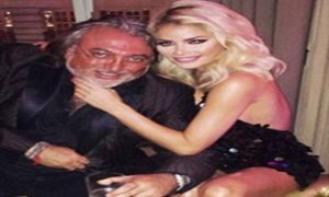 Ο εκατομμυριούχος και το “πανάκριβο” μπούστο της συντρόφου του (photo)