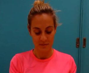 Με προφυλακτικό στο… χέρι η Ελεονώρα Μελέτη (video)