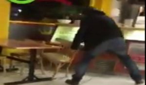 Μεθυσμένοι μπήκαν στο εστιατόριο και τα έκαναν γυαλιά καρφιά (vid)